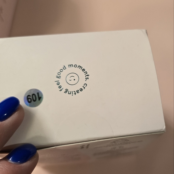 Grace & Stella Illuminating Eye Masks - Blue - Picture 4 of 10